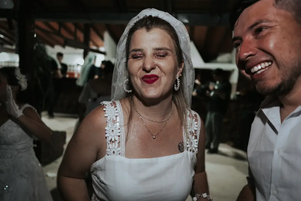 Una participante vestida de novia ríe junto a un amigo en el After