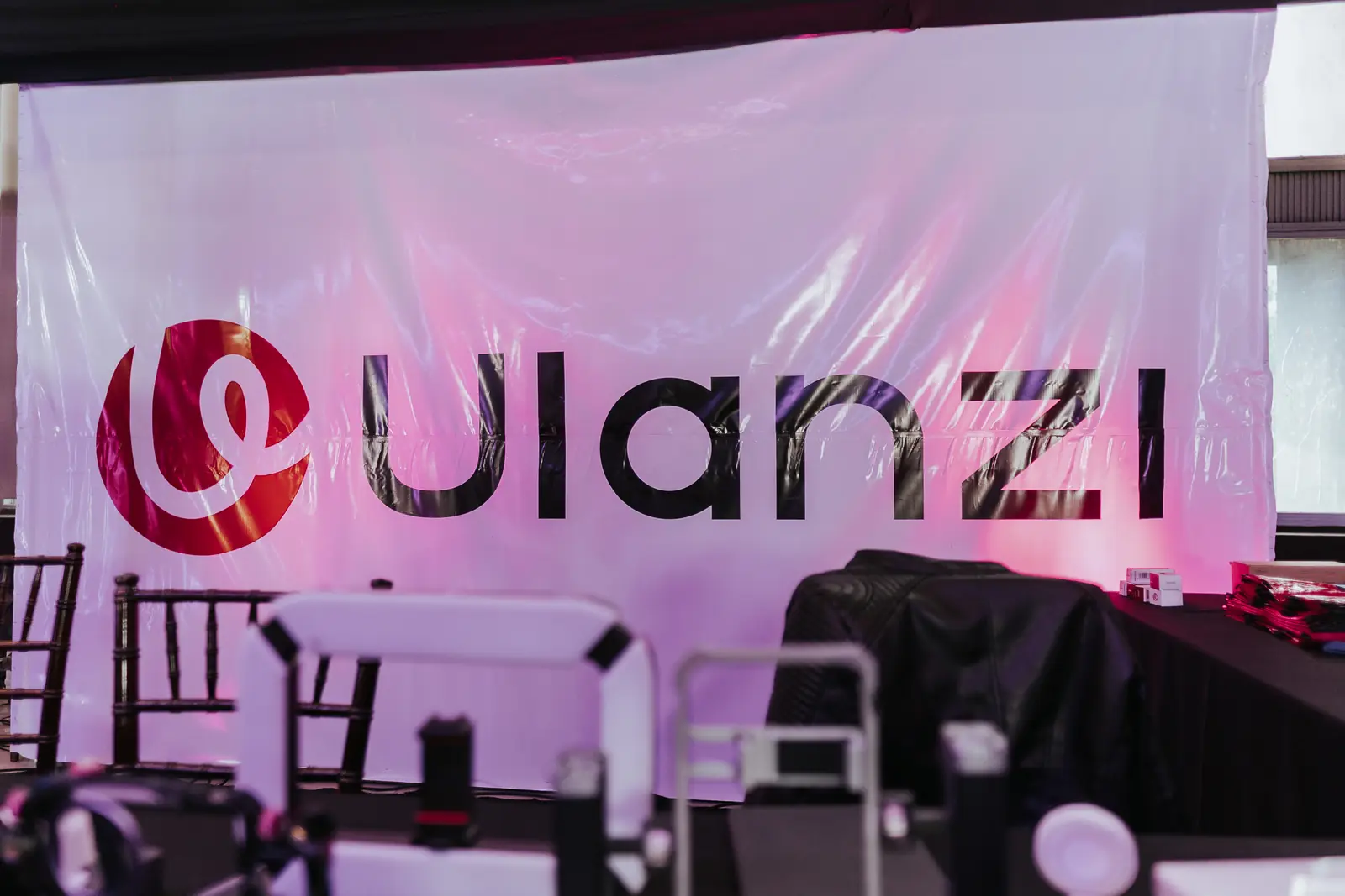 Stand de Ulanzi iluminado en violeta en la ExpoFoto 2026