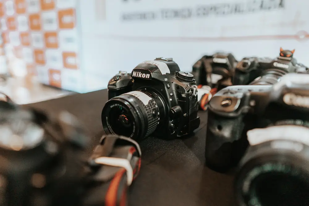 Cámaras Nikon y Canon exhibidas sobre un mostrador de la ExpoFoto