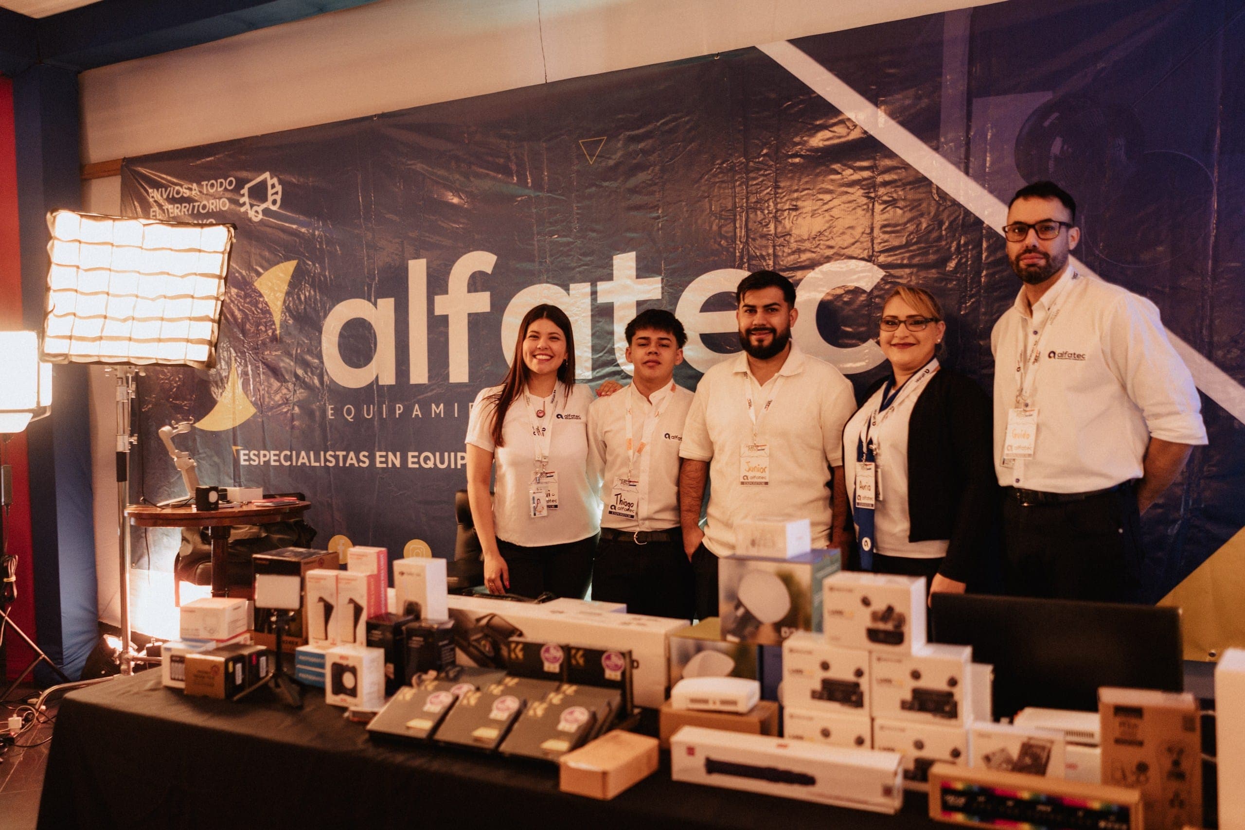 Stand de una marca expositora con su equipo en la ExpoFoto