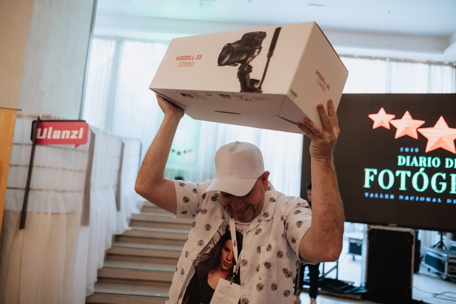 Un asistente celebra su premio del sorteo